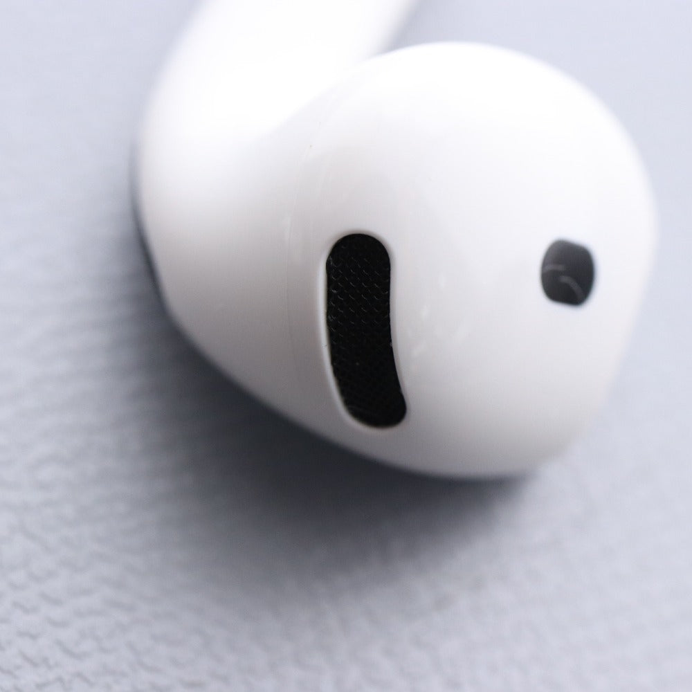■ Apple AirPods 4 MXP63J/A モデル A3050 A3053 A3058 イヤホン 第四世代 ワイヤレス 通電確認済み 箱付き
