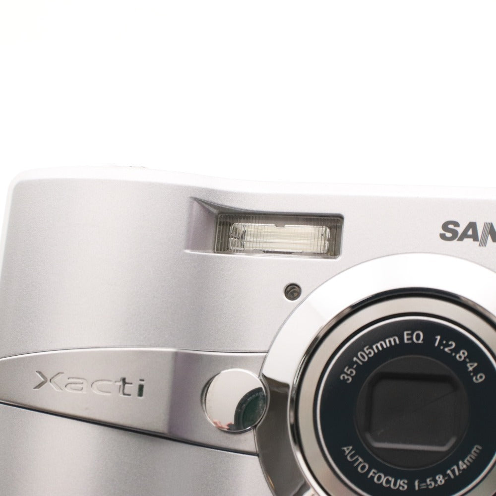 Sanyo Xacti DSC-S60 Compact Digital Camera, 35-105mm, 1:2.8-4.9 Zoom, Silver, Powered on and Tested