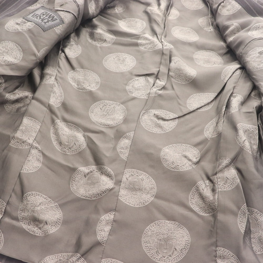 ■ ジャンニヴェルサーチ ダブルスーツ セットアップ トップス ボトムス ピークドラペル 裾ダブル ストライプ メンズ ダークグレー