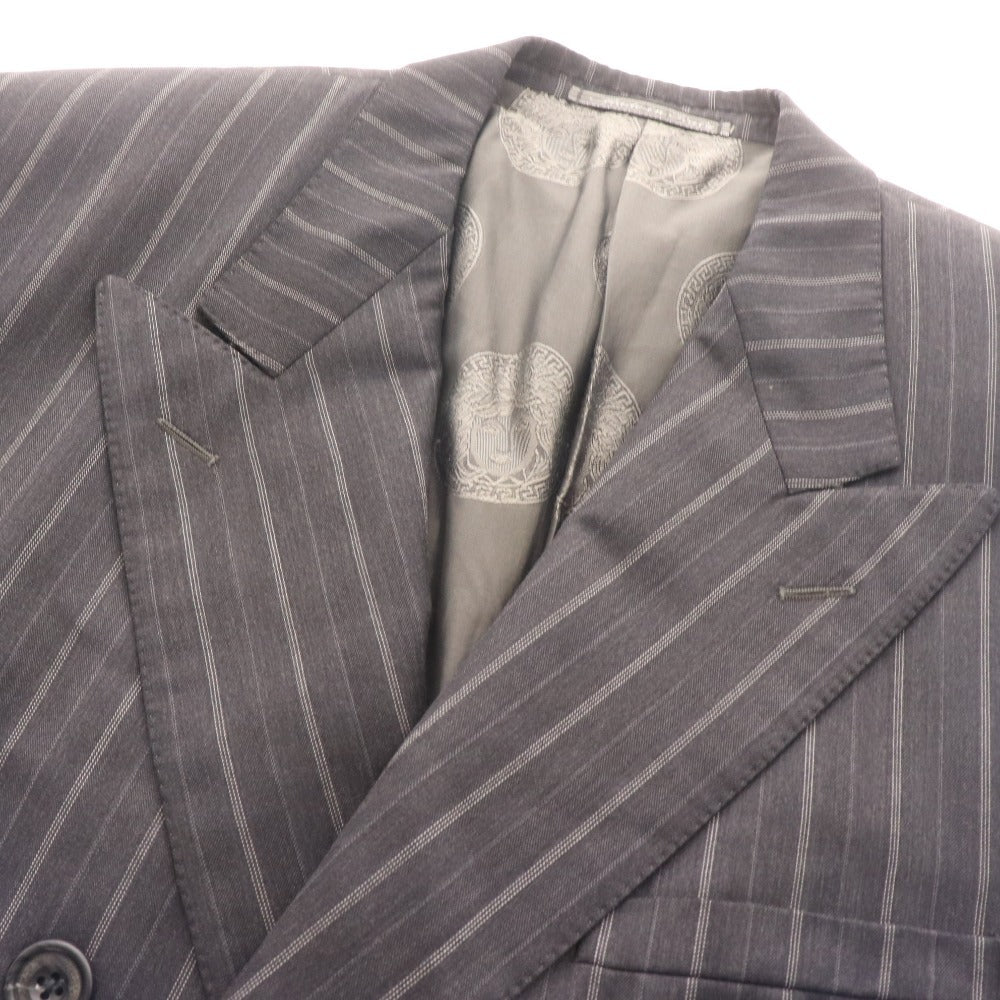 ■ ジャンニヴェルサーチ ダブルスーツ セットアップ トップス ボトムス ピークドラペル 裾ダブル ストライプ メンズ ダークグレー