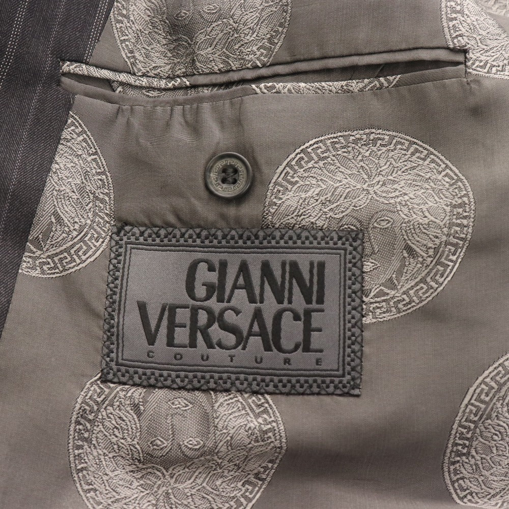 ■ ジャンニヴェルサーチ ダブルスーツ セットアップ トップス ボトムス ピークドラペル 裾ダブル ストライプ メンズ ダークグレー