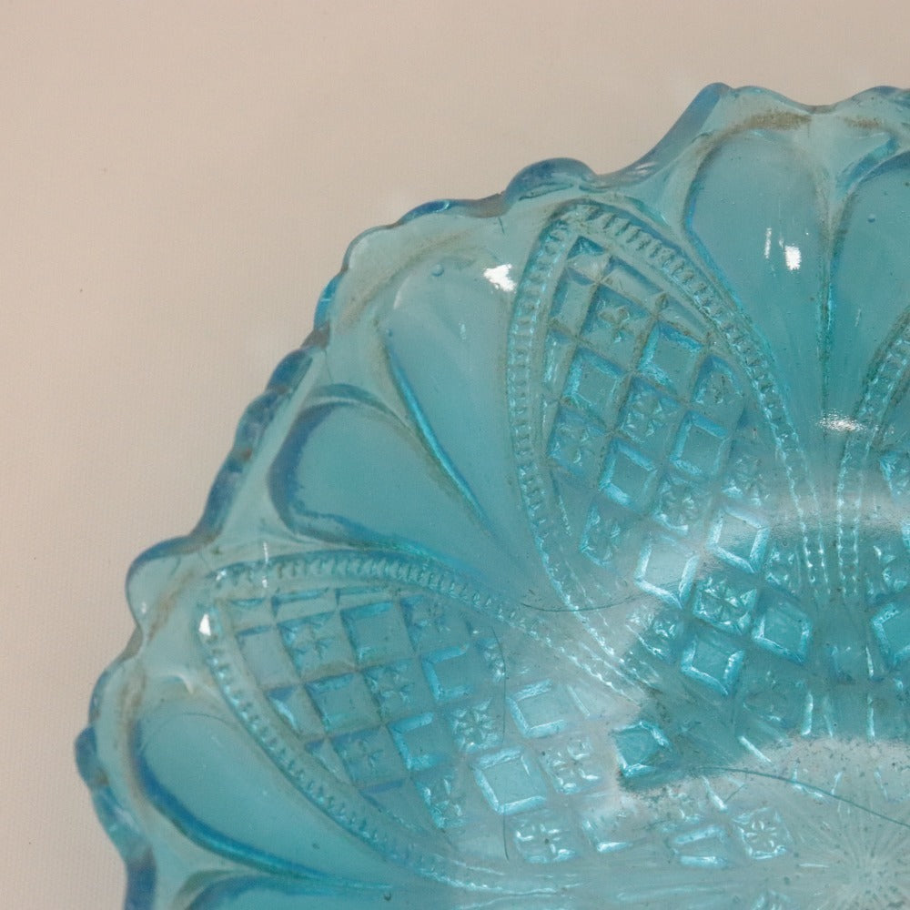 ■ プレスガラス 輪花皿 ボウル 格子 花模様 小皿 ライトブルー 水色 アンティーク 骨董品 全長16.9cm