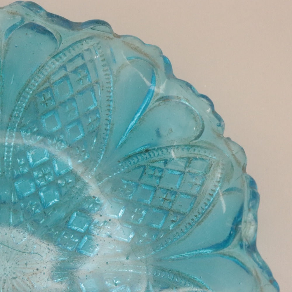 ■ プレスガラス 輪花皿 ボウル 格子 花模様 小皿 ライトブルー 水色 アンティーク 骨董品 全長16.9cm