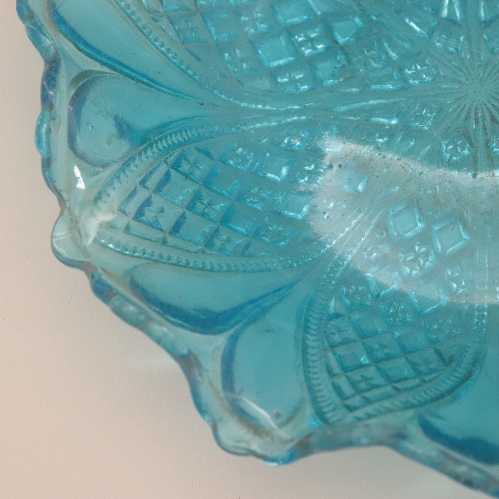 ■ プレスガラス 輪花皿 ボウル 格子 花模様 小皿 ライトブルー 水色 アンティーク 骨董品 全長16.9cm