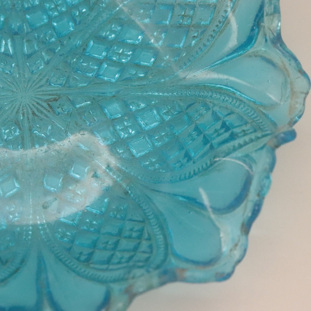■ プレスガラス 輪花皿 ボウル 格子 花模様 小皿 ライトブルー 水色 アンティーク 骨董品 全長16.9cm