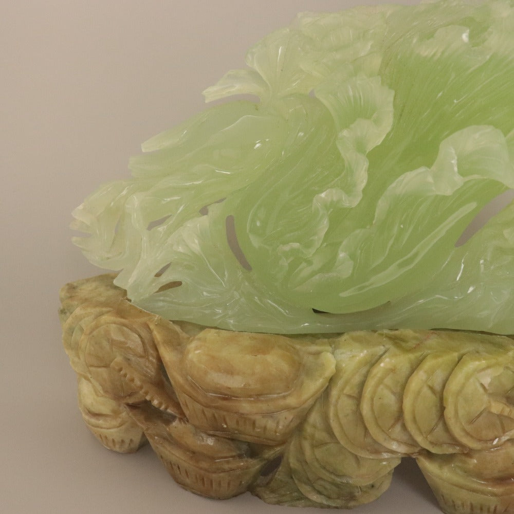 ■ 中国美術 玉石 翡翠 白菜 細密彫刻 置物 天然石 鑑賞 縁起物 金運 開運 骨董 共台石付き 全長25.5cm 総重量2.8kg