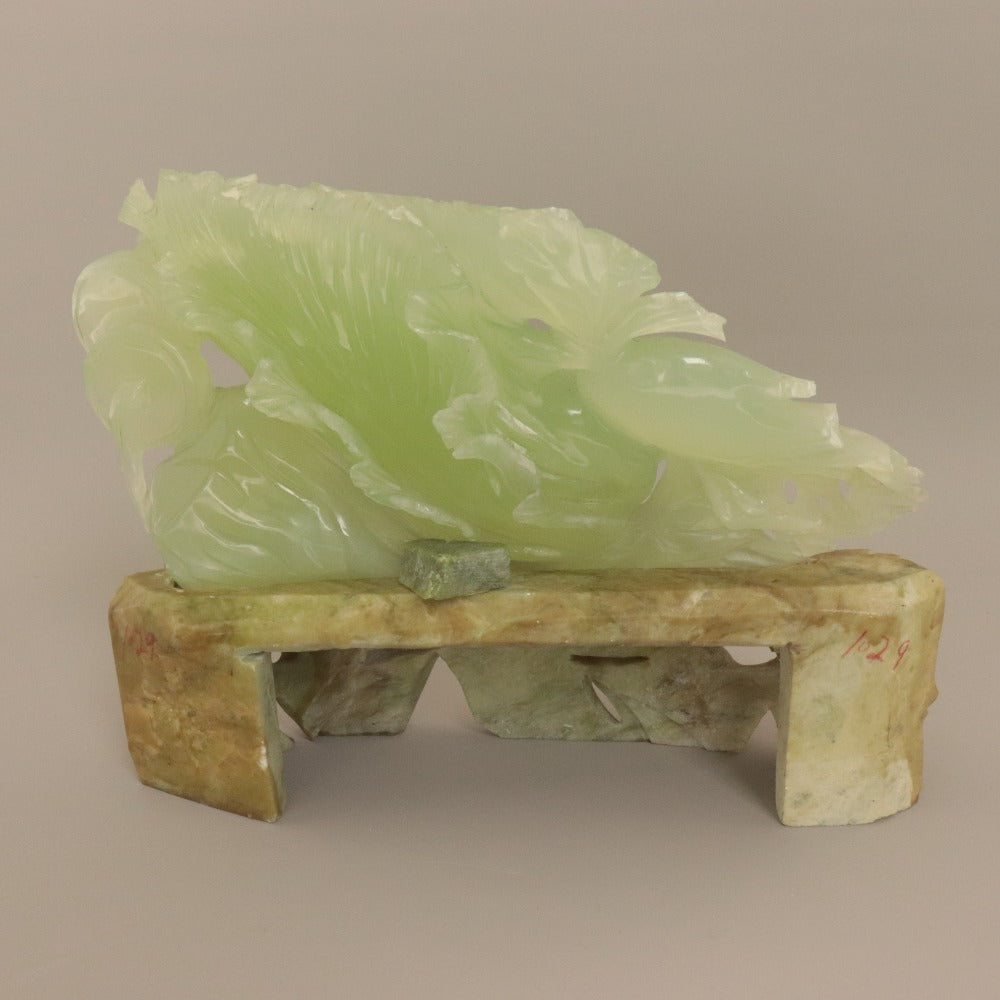 ■ 中国美術 玉石 翡翠 白菜 細密彫刻 置物 天然石 鑑賞 縁起物 金運 開運 骨董 共台石付き 全長25.5cm 総重量2.8kg