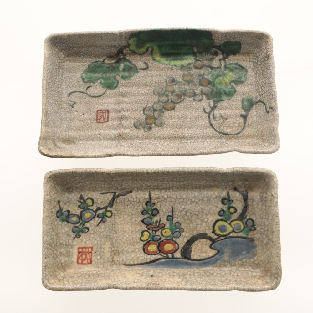 ■ Kyoto Awataguchi Ware Overglaze Enamel Grape, Pine and Plum Blossom Design Molded Rectangular Plates, Set of 2/Two Pieces, Grape and Floral Pattern, Signed, Ceramic Seal, Small and Medium Oblong Plates, Earthenware, Overall Length 18–19 cm