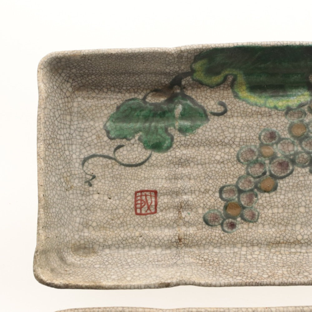 ■ Kyoto Awataguchi Ware Overglaze Enamel Grape, Pine and Plum Blossom Design Molded Rectangular Plates, Set of 2/Two Pieces, Grape and Floral Pattern, Signed, Ceramic Seal, Small and Medium Oblong Plates, Earthenware, Overall Length 18–19 cm