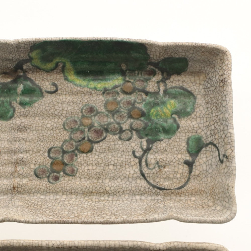 ■ Kyoto Awataguchi Ware Overglaze Enamel Grape, Pine and Plum Blossom Design Molded Rectangular Plates, Set of 2/Two Pieces, Grape and Floral Pattern, Signed, Ceramic Seal, Small and Medium Oblong Plates, Earthenware, Overall Length 18–19 cm