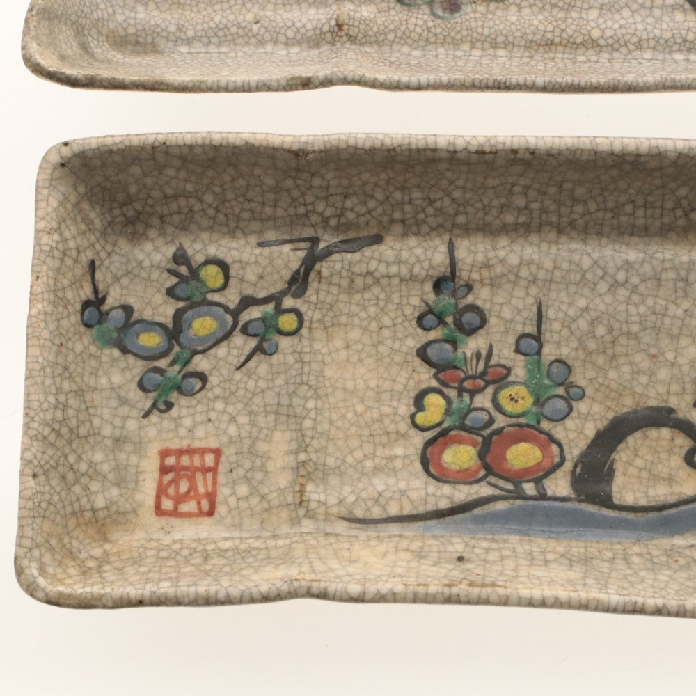 ■ Kyoto Awataguchi Ware Overglaze Enamel Grape, Pine and Plum Blossom Design Molded Rectangular Plates, Set of 2/Two Pieces, Grape and Floral Pattern, Signed, Ceramic Seal, Small and Medium Oblong Plates, Earthenware, Overall Length 18–19 cm
