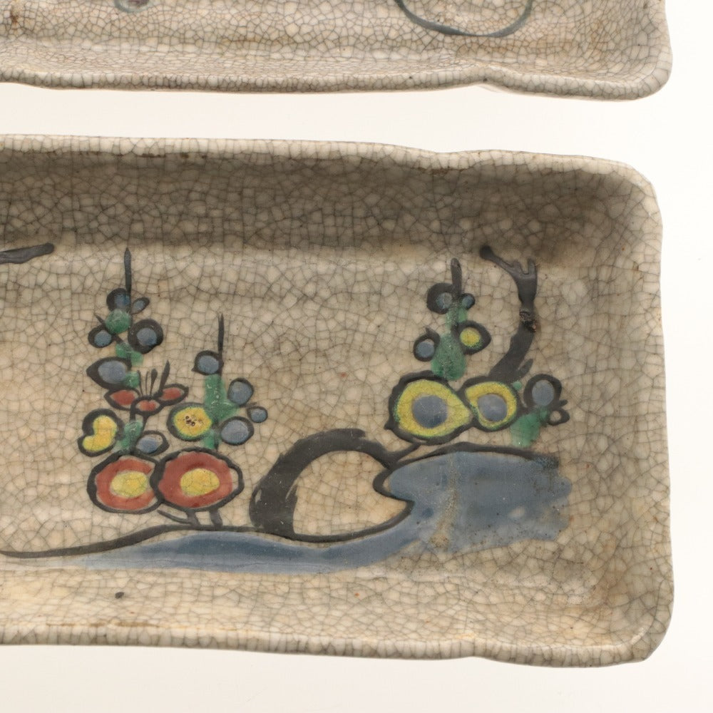 ■ Kyoto Awataguchi Ware Overglaze Enamel Grape, Pine and Plum Blossom Design Molded Rectangular Plates, Set of 2/Two Pieces, Grape and Floral Pattern, Signed, Ceramic Seal, Small and Medium Oblong Plates, Earthenware, Overall Length 18–19 cm