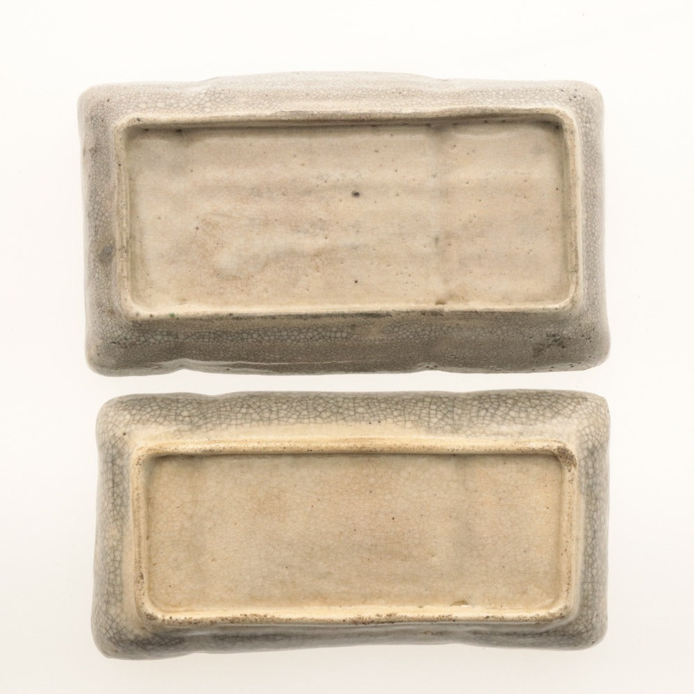 ■ Kyoto Awataguchi Ware Overglaze Enamel Grape, Pine and Plum Blossom Design Molded Rectangular Plates, Set of 2/Two Pieces, Grape and Floral Pattern, Signed, Ceramic Seal, Small and Medium Oblong Plates, Earthenware, Overall Length 18–19 cm