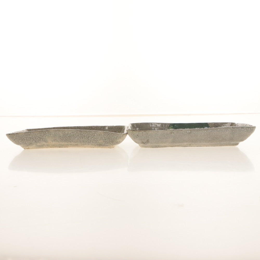■ Kyoto Awataguchi Ware Overglaze Enamel Grape, Pine and Plum Blossom Design Molded Rectangular Plates, Set of 2/Two Pieces, Grape and Floral Pattern, Signed, Ceramic Seal, Small and Medium Oblong Plates, Earthenware, Overall Length 18–19 cm
