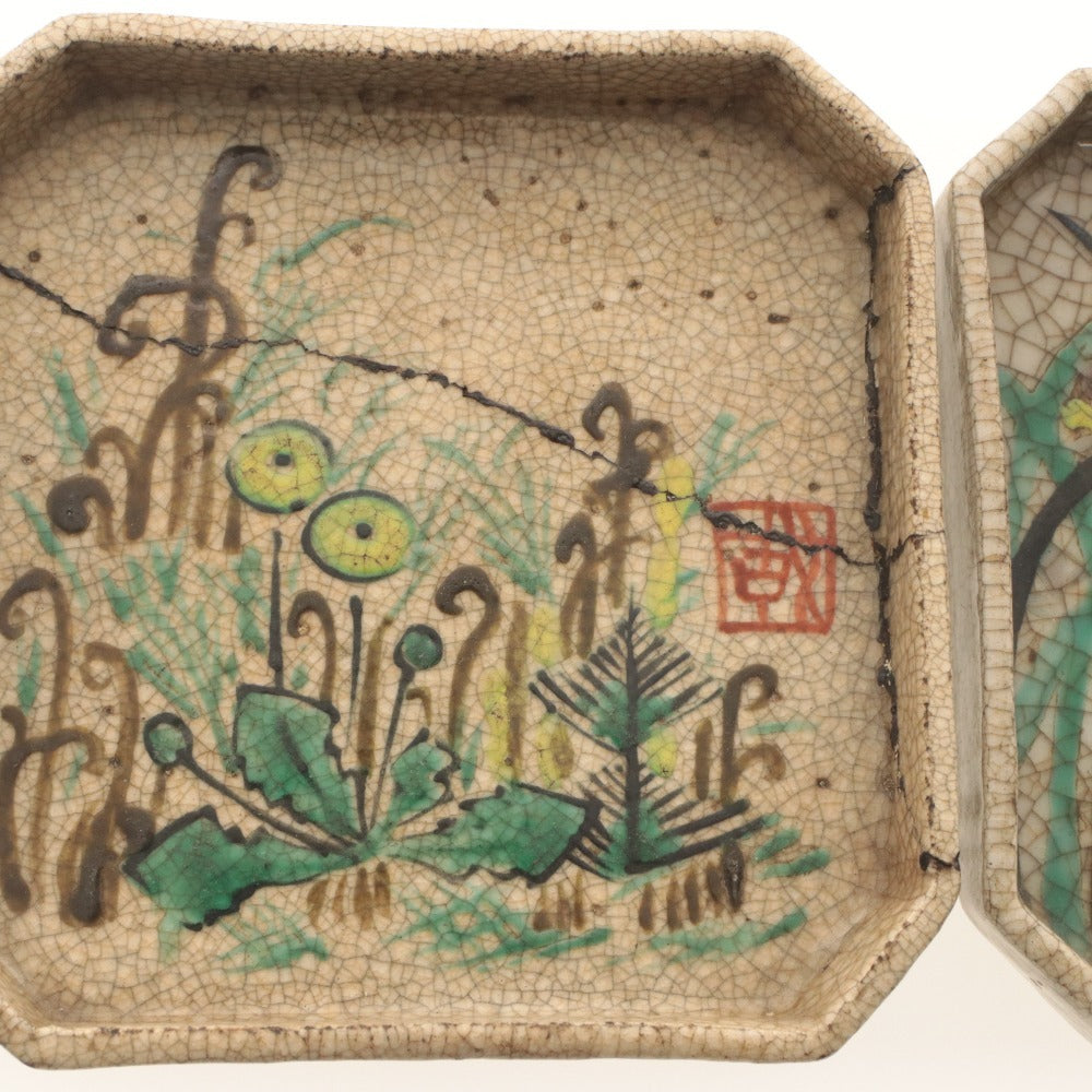 ■ Kyoto Awataguchi Ware Overglaze Enamel Design Square Plate, Set of 2/Two-Piece Set, Various Designs of Wild Plants and Flowers, Iris Motif, Kenzan Style, Signed, Ceramic Seal, Medium Square Plate (1 Piece with Crack)