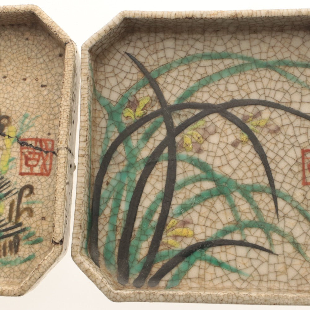 ■ Kyoto Awataguchi Ware Overglaze Enamel Design Square Plate, Set of 2/Two-Piece Set, Various Designs of Wild Plants and Flowers, Iris Motif, Kenzan Style, Signed, Ceramic Seal, Medium Square Plate (1 Piece with Crack)