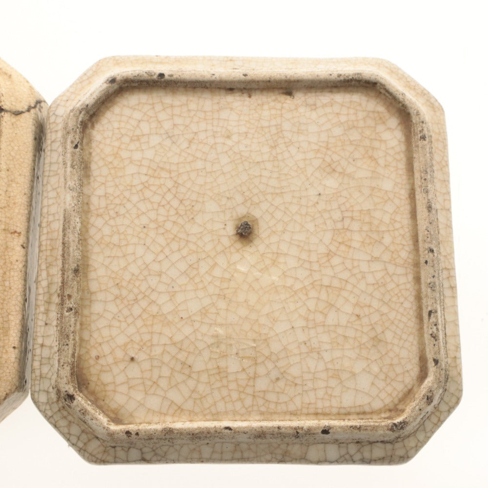 ■ Kyoto Awataguchi Ware Overglaze Enamel Design Square Plate, Set of 2/Two-Piece Set, Various Designs of Wild Plants and Flowers, Iris Motif, Kenzan Style, Signed, Ceramic Seal, Medium Square Plate (1 Piece with Crack)