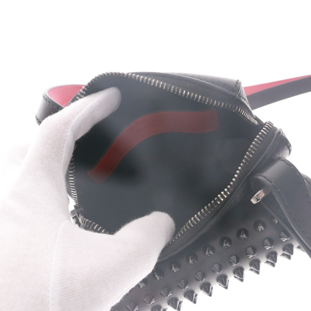 ■ Christian Louboutin クリスチャンルブタン ショルダーバッグ 鞄 ブラックスタッズ 棘 ファスナー メンズ レディース ブラック