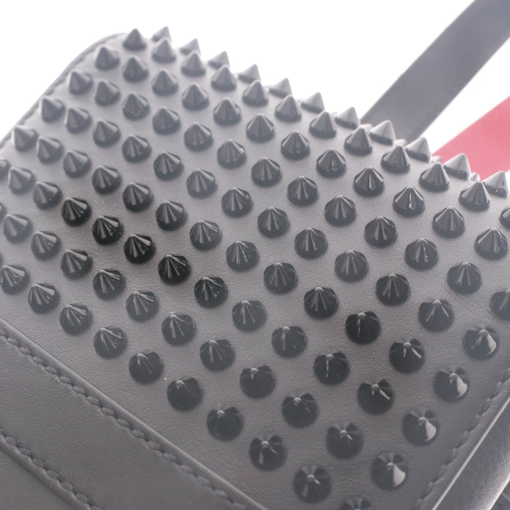 ■ Christian Louboutin クリスチャンルブタン ショルダーバッグ 鞄 ブラックスタッズ 棘 ファスナー メンズ レディース ブラック