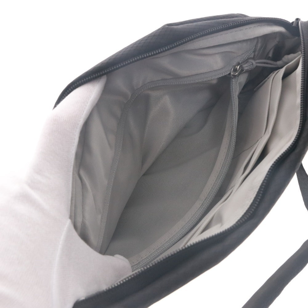 ■ NIID 二ード スリング バッグ ショルダーバッグ 鞄 NEO NOMAD SLING ウイングポケット ファスナー メンズ ブラック