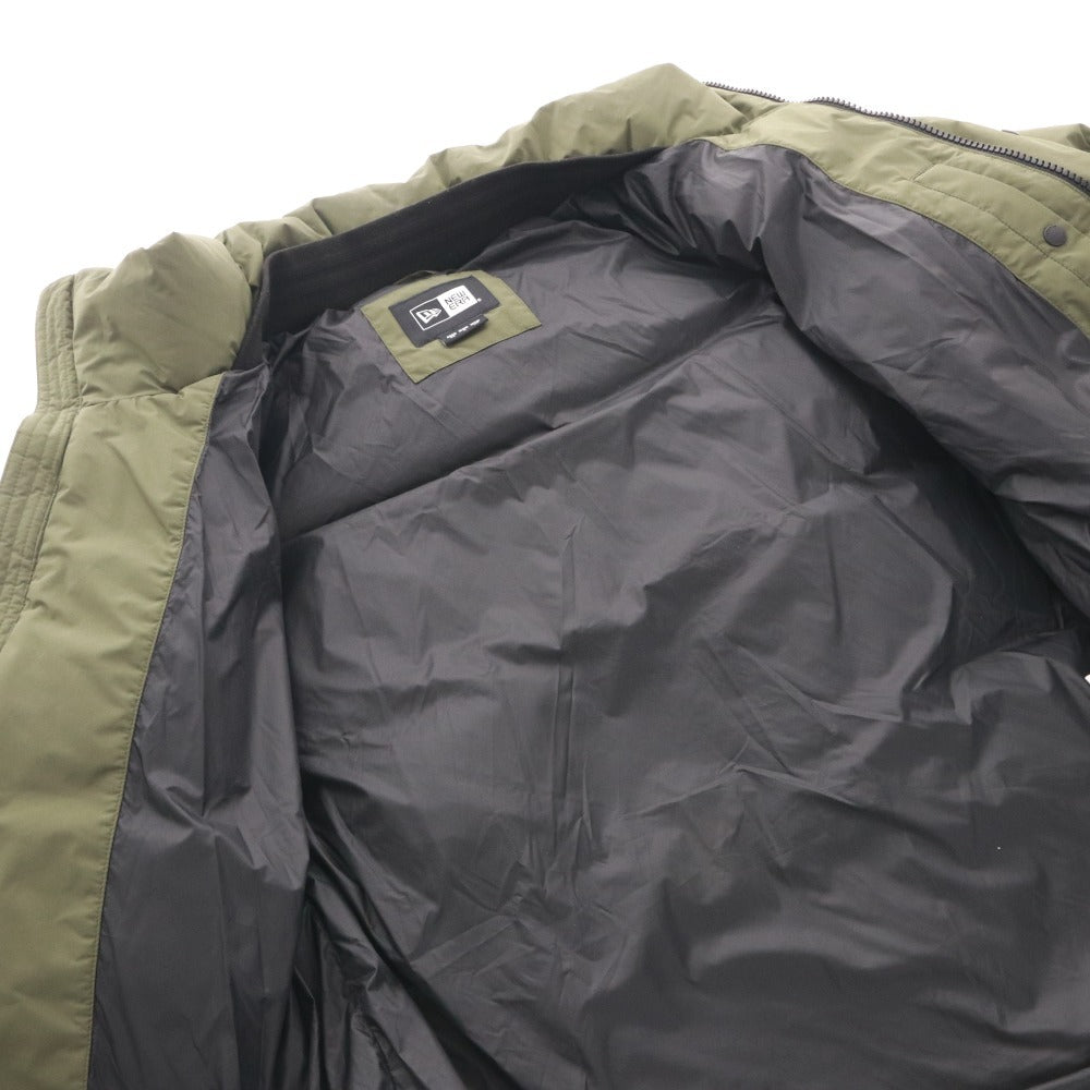■ ニューエラ ダウンジャケット グースダウンパフジャケット 23-24FW アウターロゴ メンズ S カーキ オリーブ 付属品付き