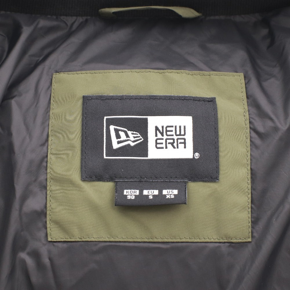 ■ ニューエラ ダウンジャケット グースダウンパフジャケット 23-24FW アウターロゴ メンズ S カーキ オリーブ 付属品付き