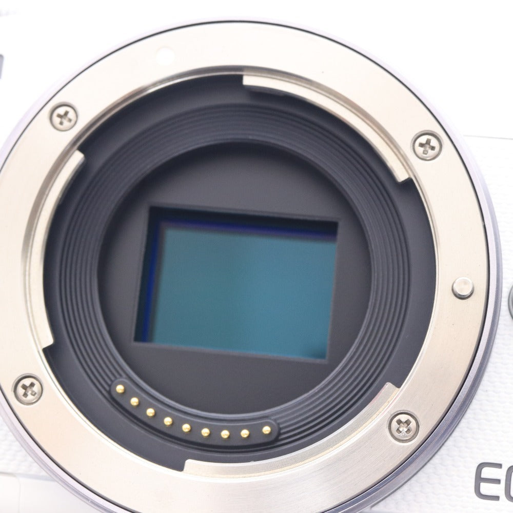 ■ キヤノン EOS M100 ボディ ミラーレス 一眼カメラ ホワイト 通電確認済み 付属品付き 未使用