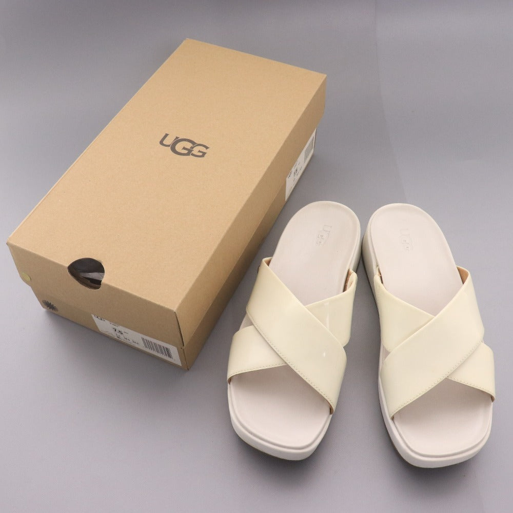 ■ UGG アグ フラットサンダル エミリー 1107896 靴 厚底 クロスベルト ロゴ レディース 7.5(24.5cm相当) ホワイト 箱付き