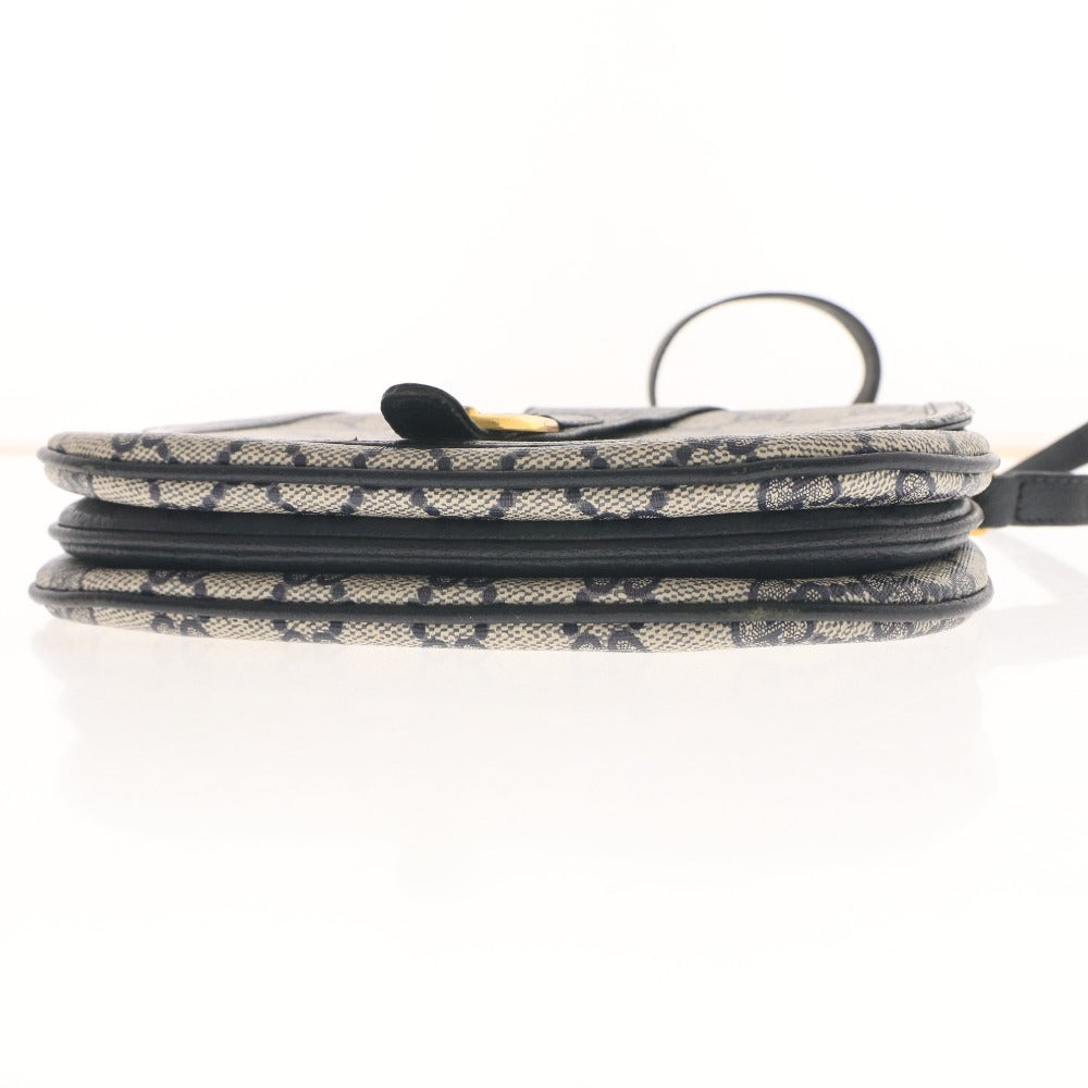 ■ Vintage Gucci shoulder bag with GG Supreme horsebit detail and gold hardware. Women's dark navy.