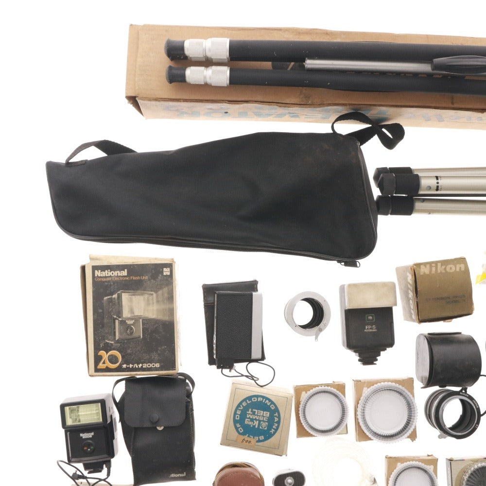 ■ 21-piece camera accessory set for Nikon, National, Mynette, etc., including Speedlight SB-23, tripod, exposure meter, strobe PE-200S, etc.
