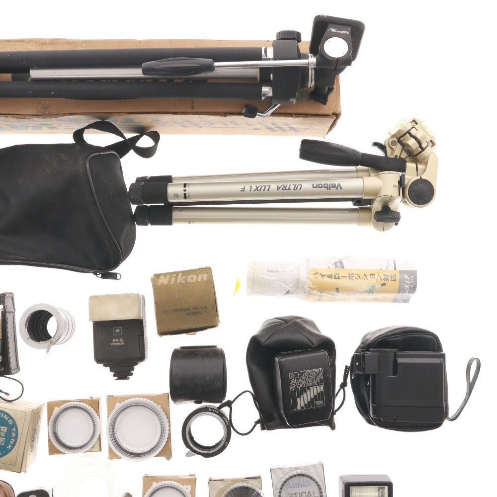 ■ 21-piece camera accessory set for Nikon, National, Mynette, etc., including Speedlight SB-23, tripod, exposure meter, strobe PE-200S, etc.