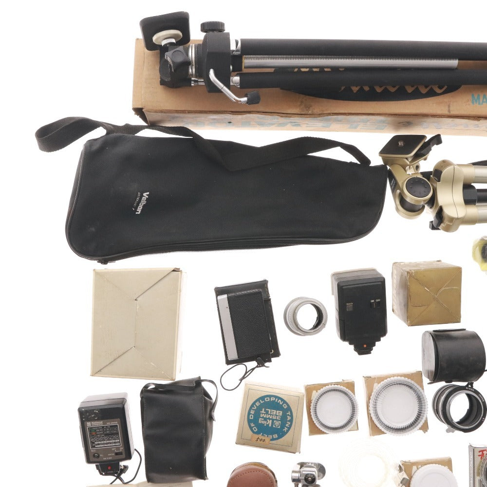 ■ 21-piece camera accessory set for Nikon, National, Mynette, etc., including Speedlight SB-23, tripod, exposure meter, strobe PE-200S, etc.