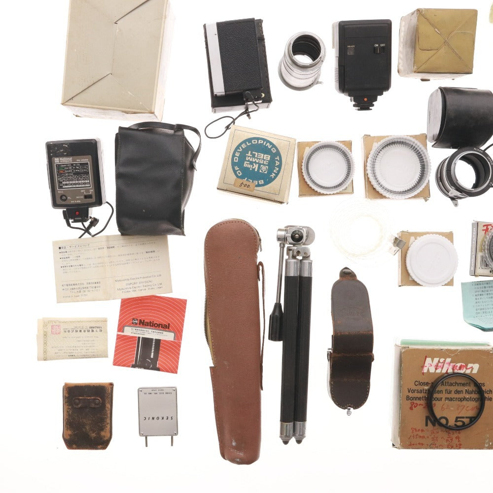 ■ 21-piece camera accessory set for Nikon, National, Mynette, etc., including Speedlight SB-23, tripod, exposure meter, strobe PE-200S, etc.