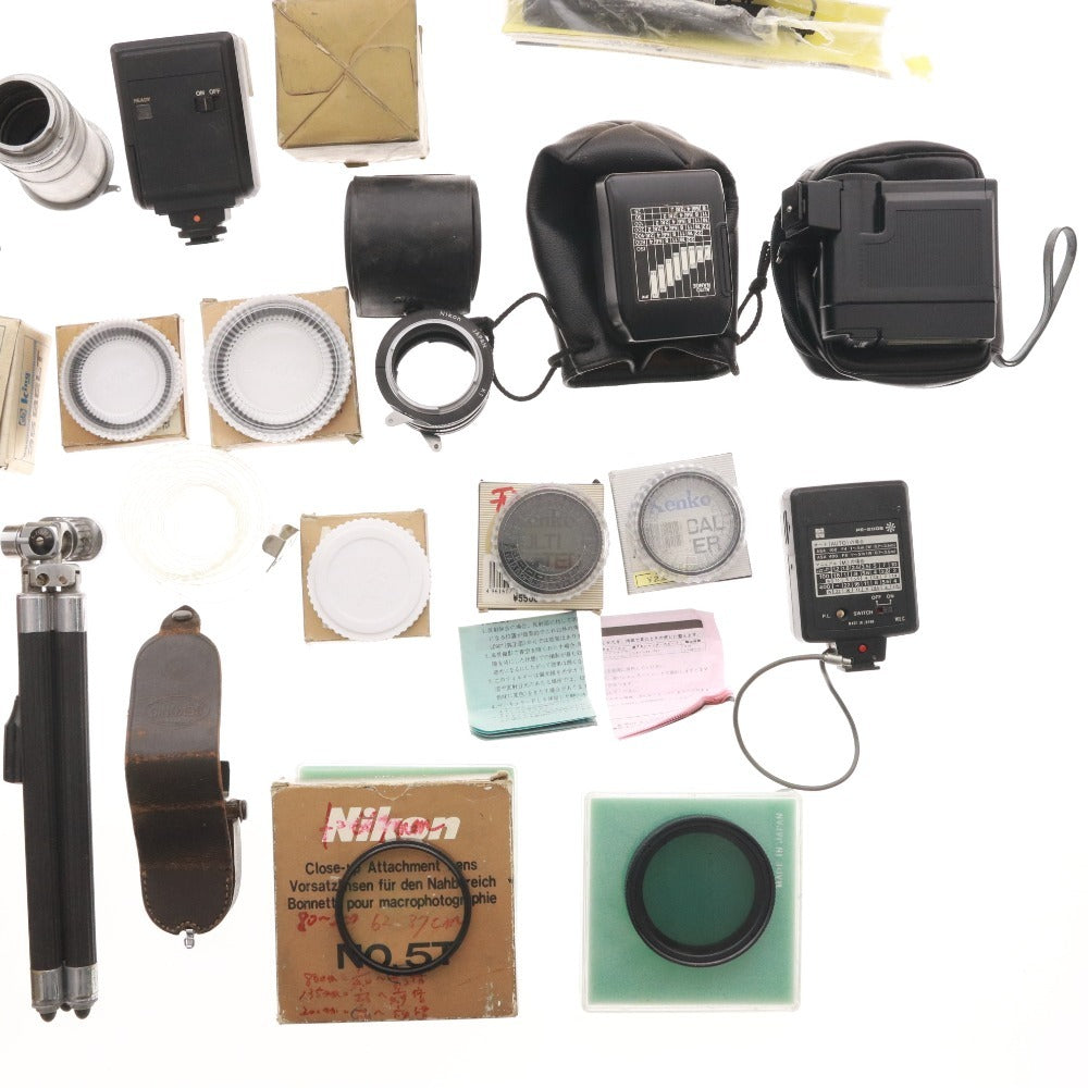 ■ 21-piece camera accessory set for Nikon, National, Mynette, etc., including Speedlight SB-23, tripod, exposure meter, strobe PE-200S, etc.