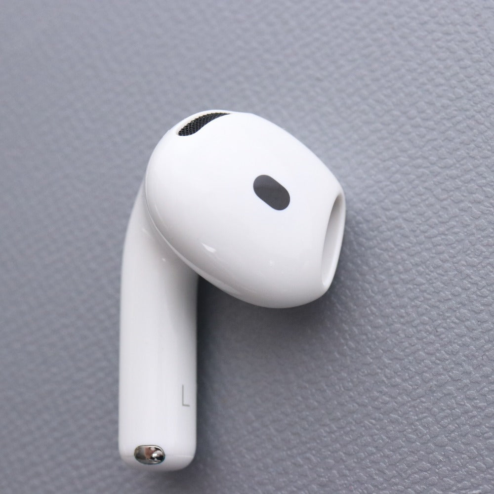 ■ Apple AirPods 4 MXP63J/A モデル A3050 A3053 A3058 イヤホン 第四世代 ワイヤレス 通電確認済み 箱付き