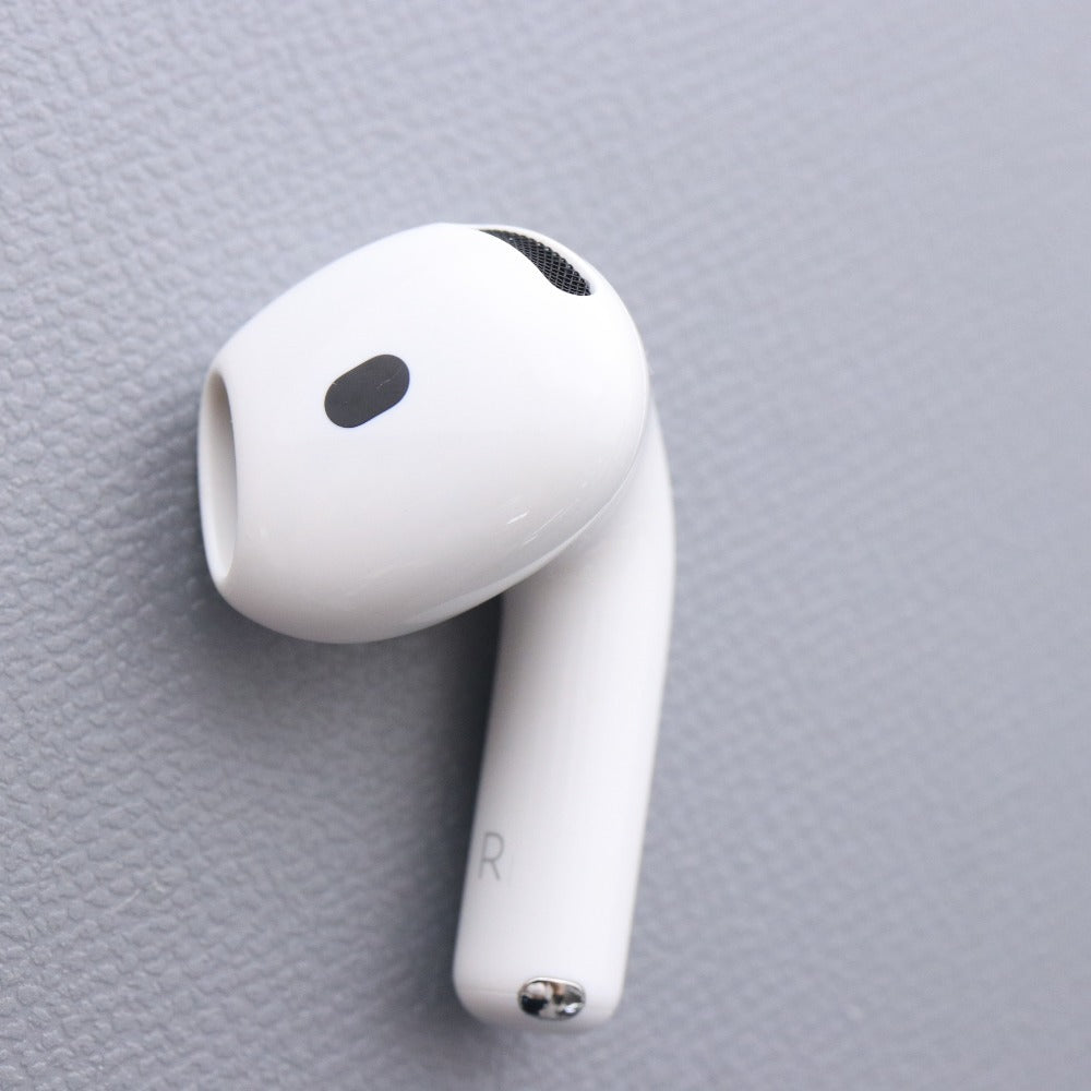 ■ Apple AirPods 4 MXP63J/A モデル A3050 A3053 A3058 イヤホン 第四世代 ワイヤレス 通電確認済み 箱付き