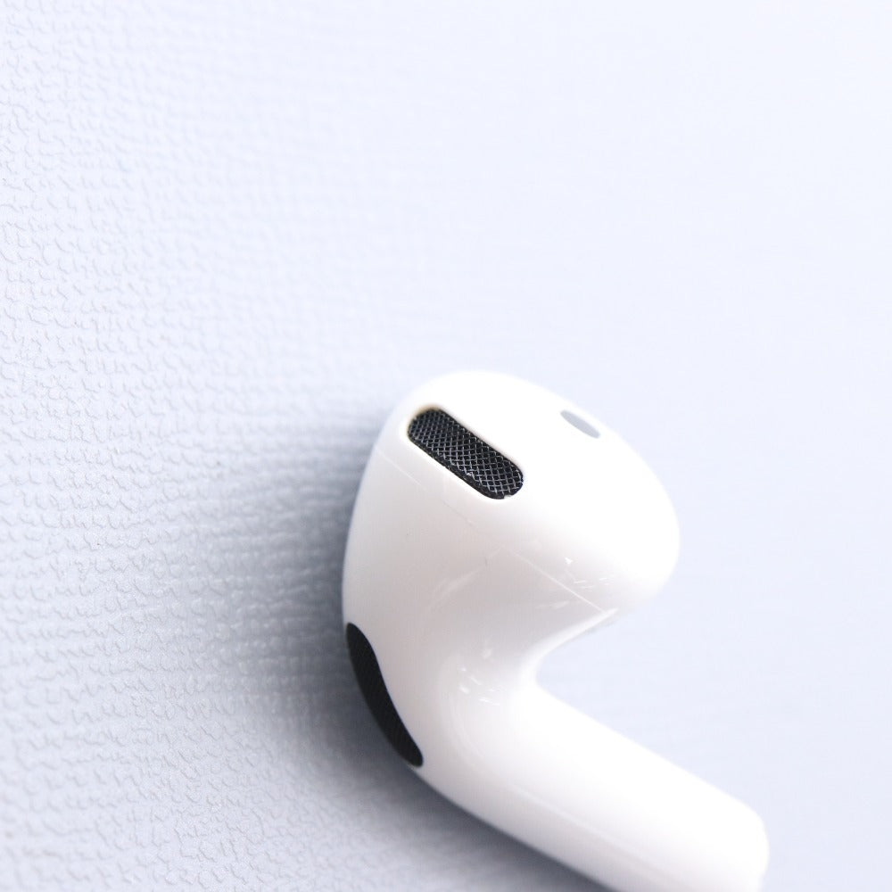 ■ Apple AirPods 4 MXP63J/A モデル A3050 A3053 A3058 イヤホン 第四世代 ワイヤレス 通電確認済み 箱付き
