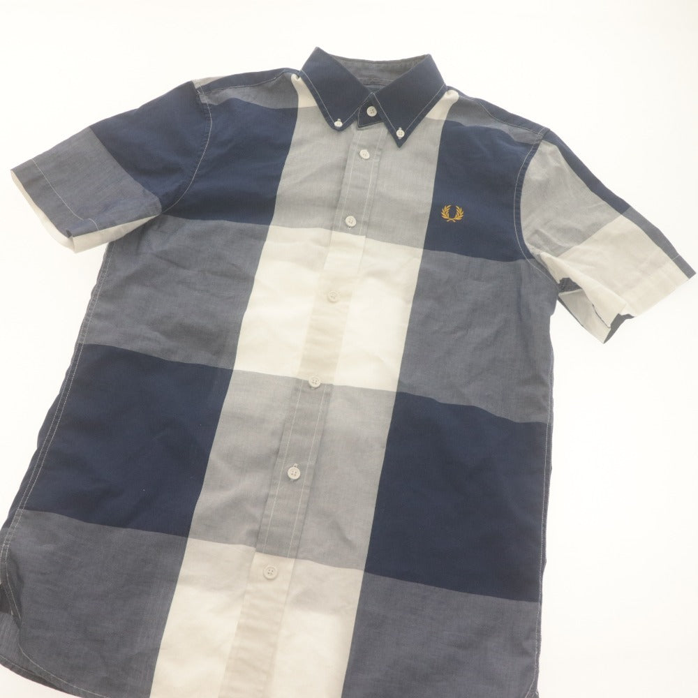 ■ FRED PERRY フレッドペリー シャツ 半袖 トップス チェック ボタンダウン 刺繍 コットン メンズ S ホワイト ブルー系