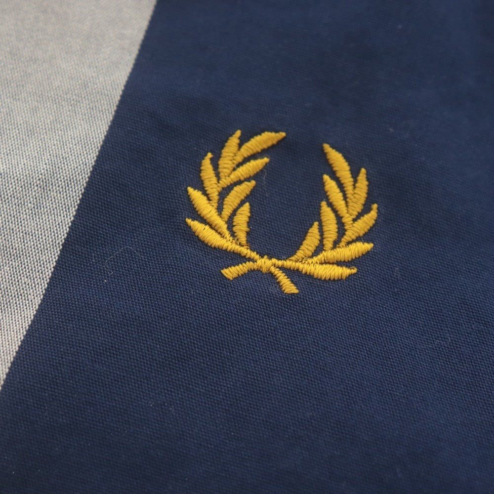 ■ FRED PERRY フレッドペリー シャツ 半袖 トップス チェック ボタンダウン 刺繍 コットン メンズ S ホワイト ブルー系