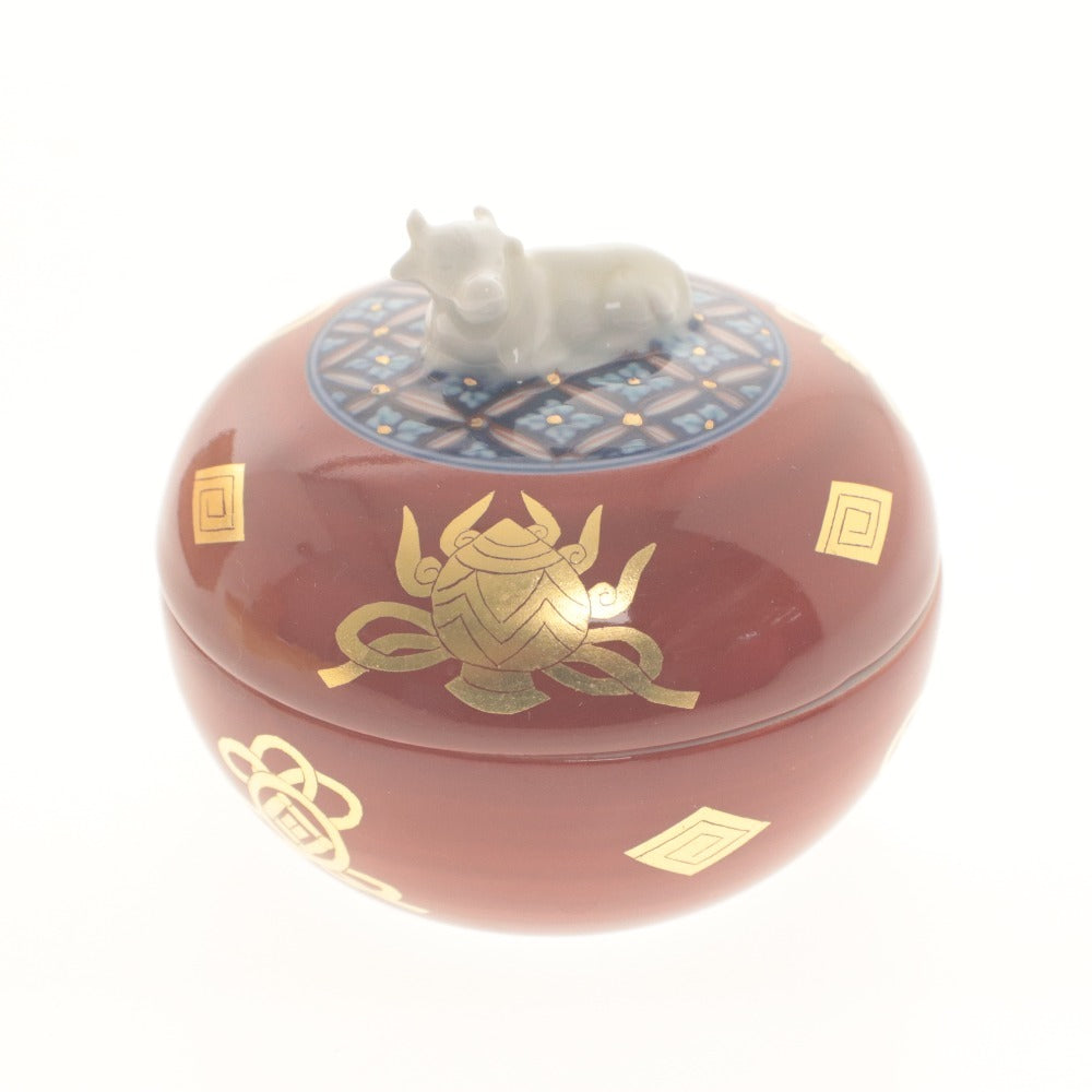 ■ Arita ware Zodiac Ush (Ox) Gold-decorated lidded container, small accessories case, rare delicacy case, good luck ornament, pottery, with wooden box