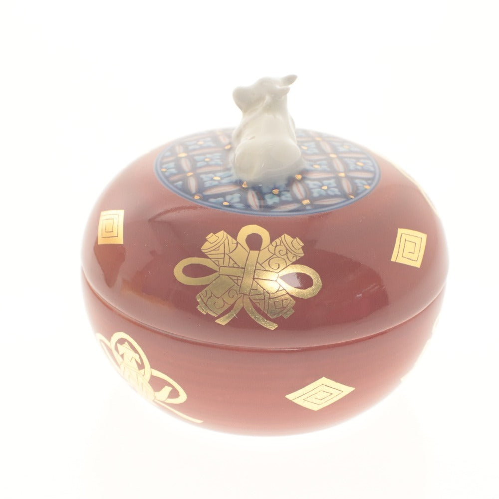 ■ Arita ware Zodiac Ush (Ox) Gold-decorated lidded container, small accessories case, rare delicacy case, good luck ornament, pottery, with wooden box
