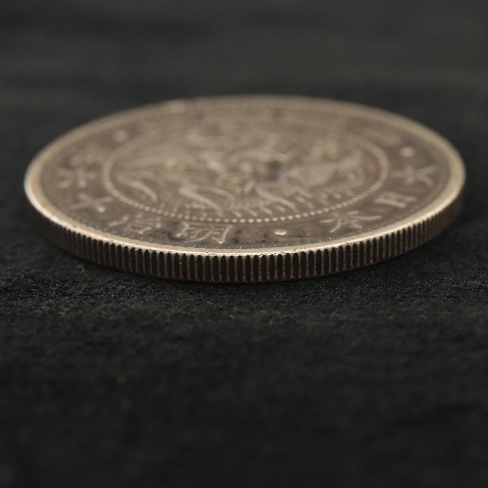 ■ Two-piece set of 1 Yen Silver Coins - Collection of Japanese Meiji 16 and Meiji 45 1 Yen Silver Coins (Dragon and Chrysanthemum design), approximately 26.9g, old coins